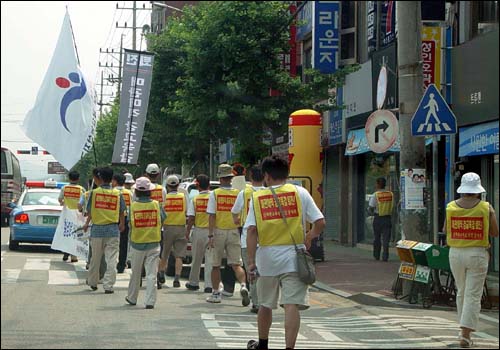 충남지역 교육시민사회단체가 14개 시.군을 걸으며 강 교육감 퇴진을 촉구하고 있다. 사진은 지난 2일 부여읍 시가지. 